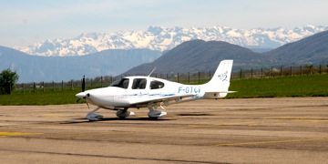 F-GTCI at LFLS Parking N with Belledonne in background